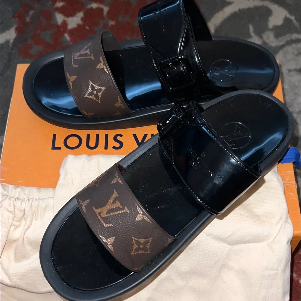 Louis Vuitton Black Patent & Brown Monogram Slide Sandals - Picture 1 of 2